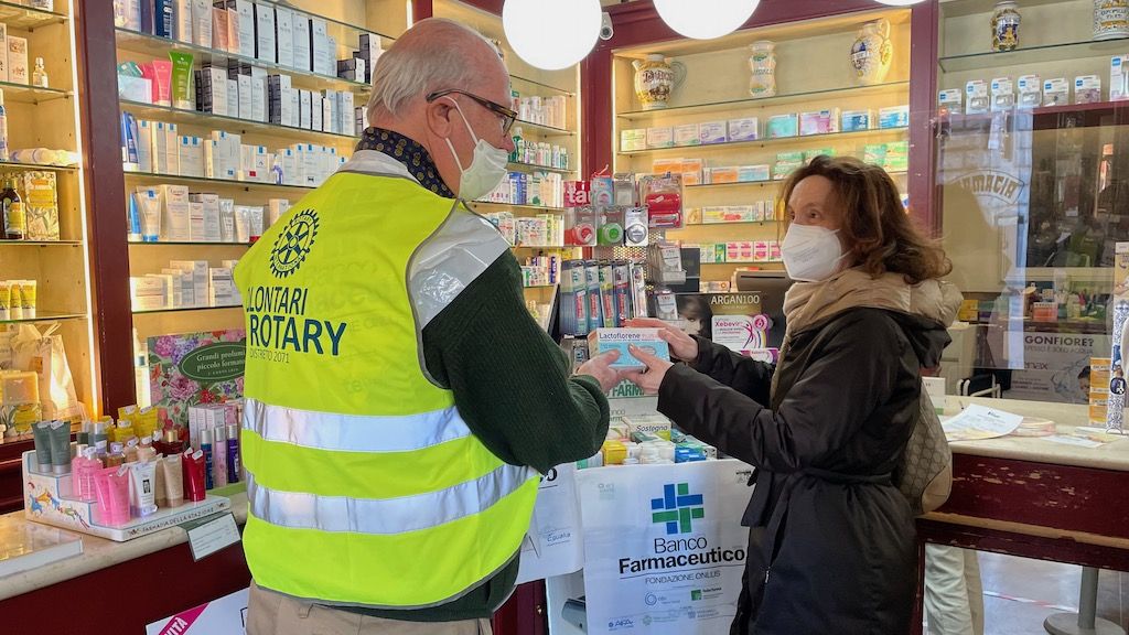 Un volontario del Rotary Firenze Nord durante la raccolta per il Banco Farmaceutico