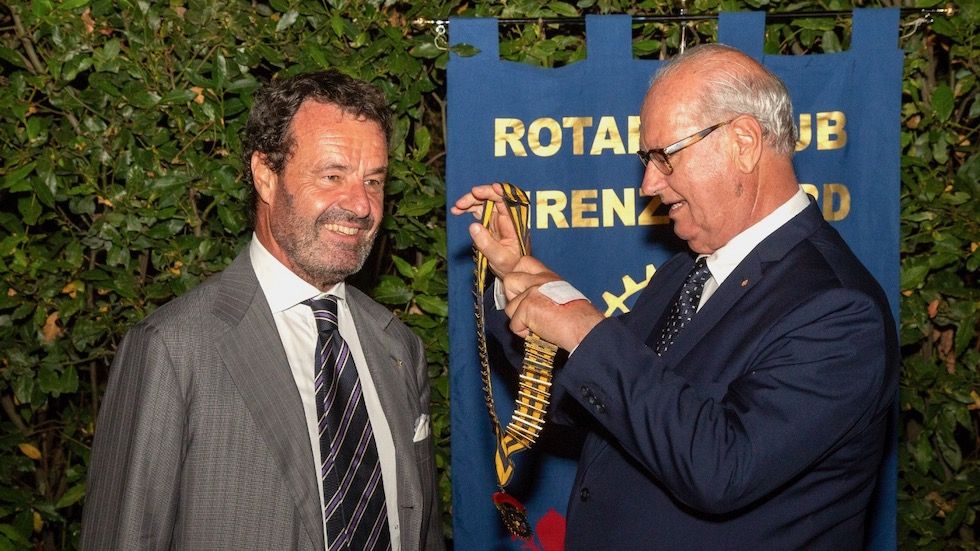 Luigi Fazzini (a sin) sta per ricevere il collare dal presidente 21-22 del Rotary Firenze Nord Massimo Conti Donzelli