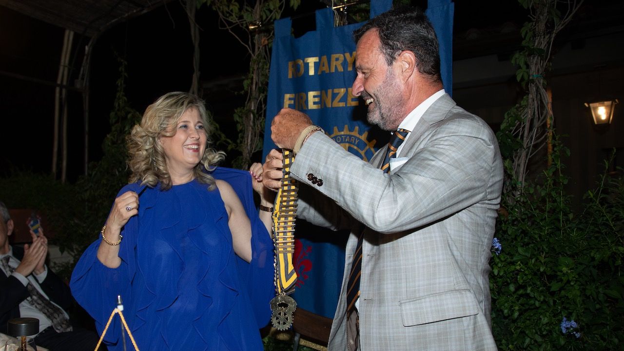 Elena Rigacci riceve da Luigi Fazzini il collare di Presidente del Rotary Club Firenze Nord
