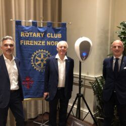 Da sin. Luca e Carlo Lastrucci con Marco Parducci presidente del Rotary Firenze Nord